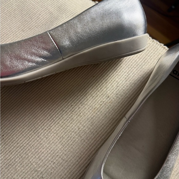 Earth Women's Metallic Silver Loafers 10 - Picture 3 of 6